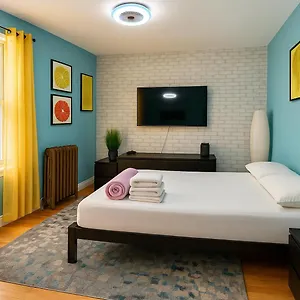 Modern Xl Queen Comfort & Character In Harlem Apartment